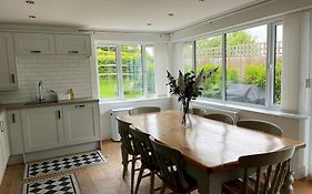Stunning Country Views - 3 Minutes Walk To Beach